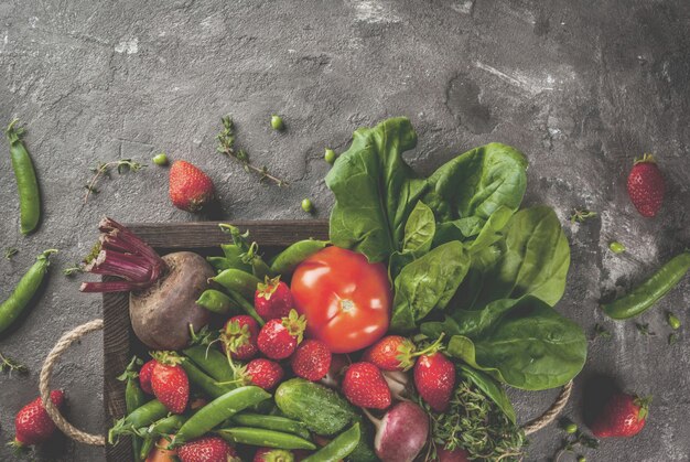 Markt. Gezond veganistisch eten. Verse groenten, bessen, groen en fruit