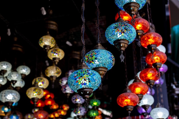 Markt met veel traditionele kleurrijke handgemaakte Turkse lampen en lantaarns