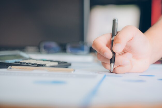 Marktanalyse. Zakenman die administratie doet