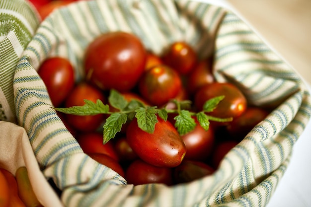 Marktlevering van verschillende soorten tomaten in eco-textielzak Geen afval