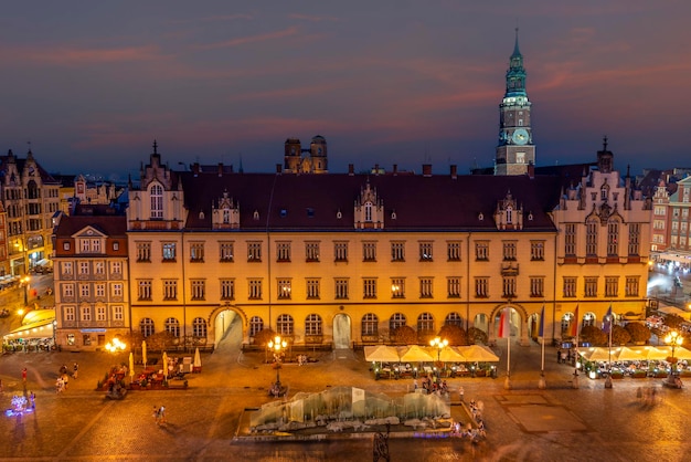 Foto marktplein van wroclaw verlicht in het avondbeeld van boven polen