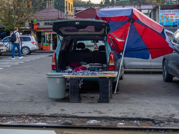 Marktstalletjes Aziatische markt op de straat Goederen Batumi markt