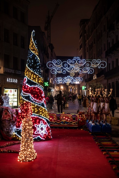 Marktstraat in de stad Salamanca versierd voor Kerstmis