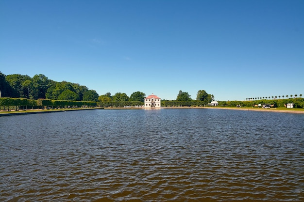 Photo the marly palace in peterhof in the summer