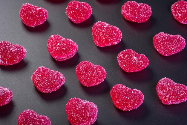 Мармеладные конфеты в виде сердца на белом фоне