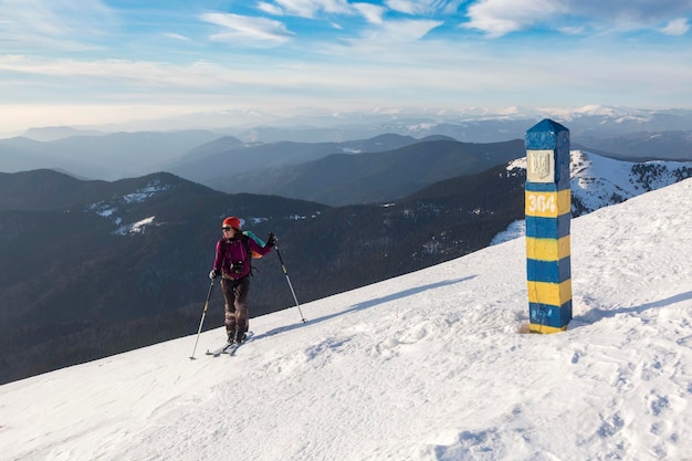 Marmaros The Carpathians UKRAINE 2021년 3월 16일 활동적인 여성 프리라이더가 우크라이나 산 경계 근처의 겨울 트레일에서 하이킹을 합니다.