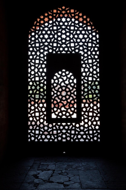 Marmer gesneden schermvenster bij Humayun's Tomb Delhi