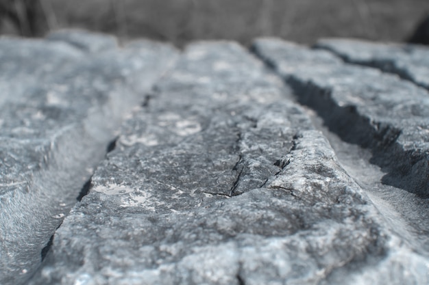 Marmer in de natuur. De textuur van gesneden grijze steen.