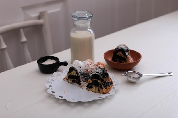 Marmeren cake met koffie met poedersuiker en vintage keukengerei, wit bakkerijconcept