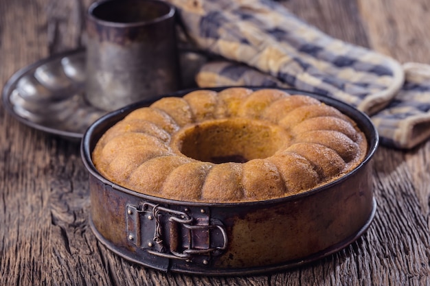 Marmeren cake. Pasen Cake. Marmeren cake kopje koffie poedersuiker en vintage keukengerei.