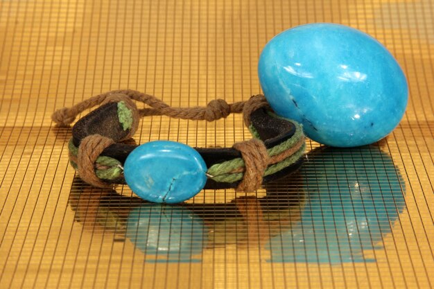 marmeren ei en turquoise stenen armband