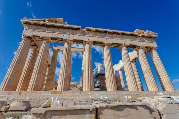 Foto marmeren en zuilen van de zuidkant van het parthenon in de acropolis van athene, griekenland