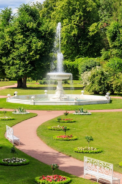 Marmeren fonteinvaas in Catherine-park in Tsarskoye Selo in Pushkin, Rusland