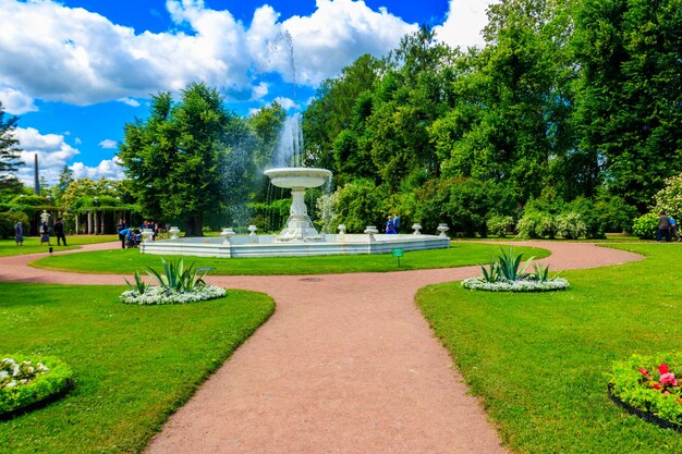 Marmeren fonteinvaas in Catherine-park in Tsarskoye Selo in Pushkin, Rusland