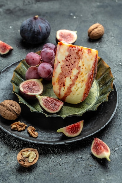 Marmeren heerlijke kaas geserveerd met vijgen, druiven en walnoten banner menu recept plaats voor tekst bovenaanzicht