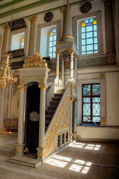 Marmeren minbar preekstoel uit de Ottomaanse tijd