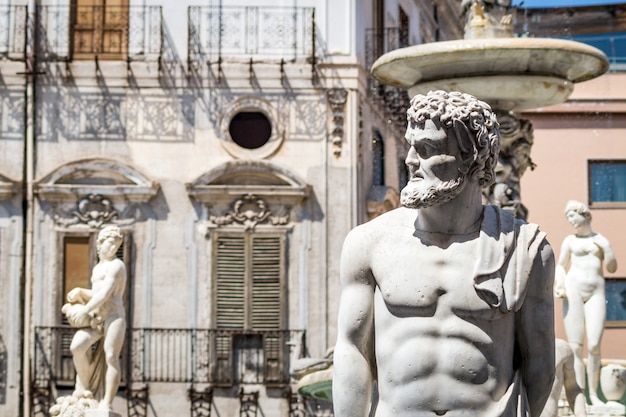 Marmeren standbeeld in Piazza Pretoria, Palermo, Sicilië
