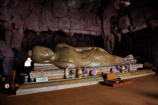 Marmeren stenen boeddha liggende houding standbeeld van Wat Mahaeyong-tempel voor Thaise mensen reizigers reizen bezoek respect bidden zegen wens heilig mysterie aanbidding op november 62022 in Ayutthaya Thailand