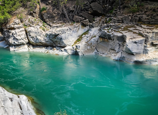 marmeren stenen rivier met donkergroen water