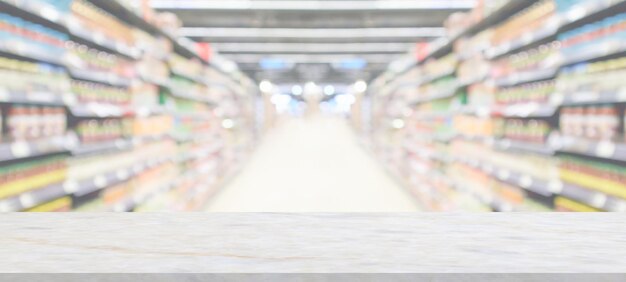 Marmeren tafelblad met supermarkt supermarkt wazig achtergrond