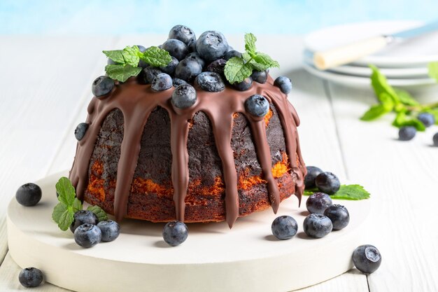 Marmeren tulbandcake met chocoladesuikerglazuur en bosbessen