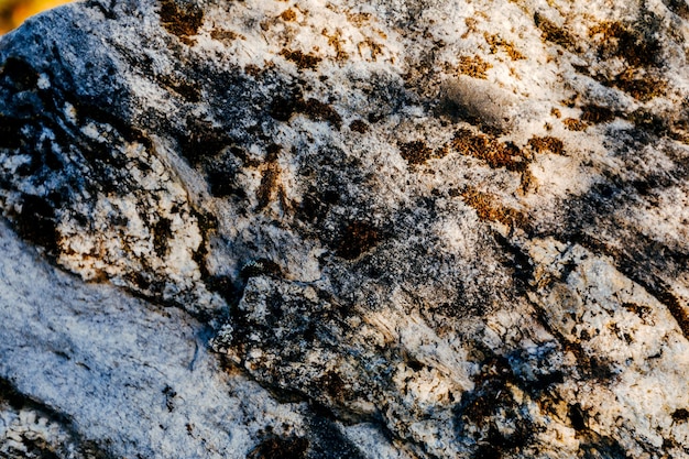 Marmergroeve marmeren rotsen in het wild Natuursteen Oude marmergroeve marmeren rotsen in het wild Stukken marmer berg Toerisme en reizen