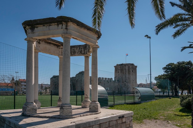 멀리 Kamerlengo 성이 있는 Marmonts Gloriet 기념물, Trogir, 크로아티아