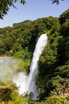 Водопад марморе в регионе умбрия италия удивительный каскад, плещущийся в природу