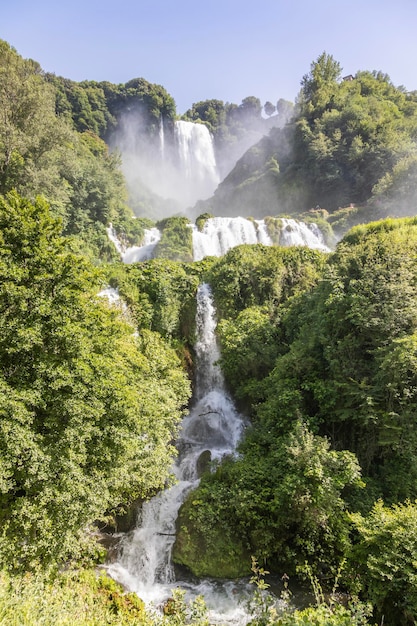 イタリア、ウンブリア州のマルモレの滝自然に飛び散る素晴らしいカスケード