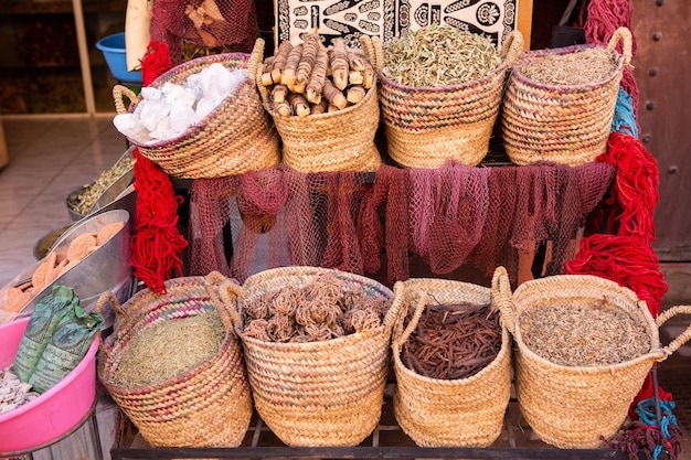 Marokkaanse lokale markt op straat met kruiden, noten, vis, fruit en groenten