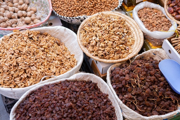 Marokkaanse lokale markt op straat met kruiden, noten, vis, fruit en groenten