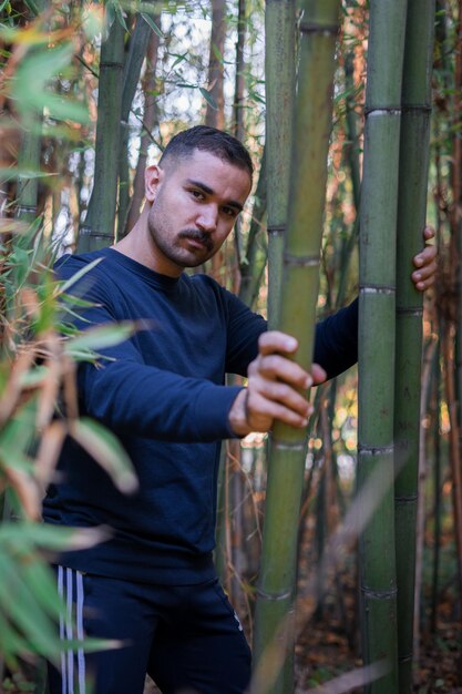 Foto marokkaanse man met een bamboestengel in een openbaar park