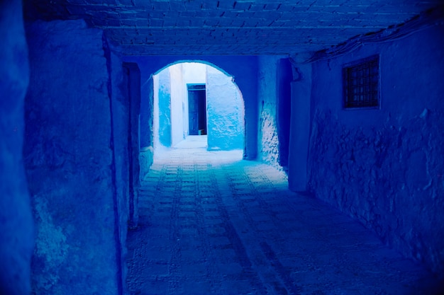 Marokko is de blauwe stad chefchaouen, eindeloze straten geschilderd in blauwe kleur