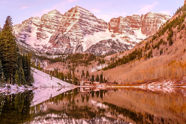 Foto maroon bells en maroon lake bij zonsopgang