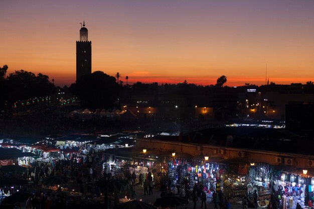 Marrakech Marokko 28 januari 2019 Jemaa elFnaa bij zonsondergang met de Koutoubia-moskee achter zich