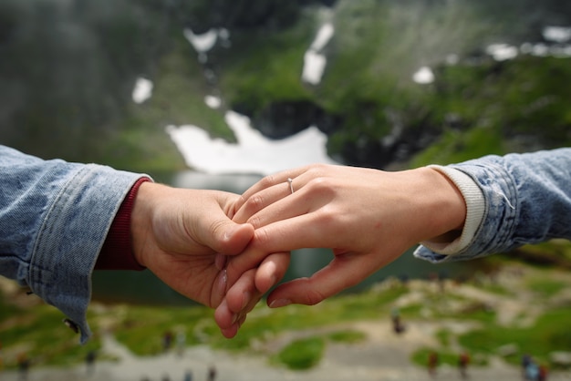 Proposta di matrimonio in montagna da vicino