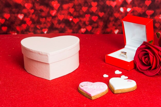 Proposta di matrimonio, anello su scatola con rosa rossa