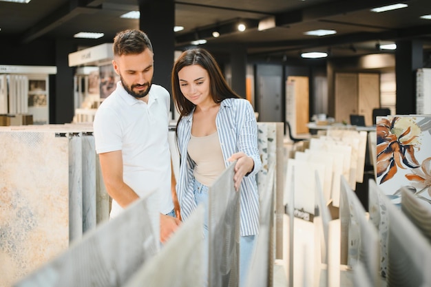 結婚した夫婦は,家具店でキッチンや浴室のセラミックタイルを選びます