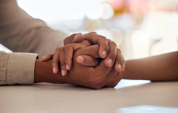 Foto coppia sposata che si tiene per mano mostrando amore, sostegno e cura o fiducia in un momento difficile, dolore o triste perdita persone che si toccano la mano per empatia, aiuto e conforto nella salute mentale, depressione o cattive notizie