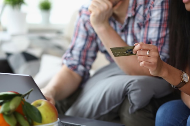 Photo a married couple at home pays for purchases online