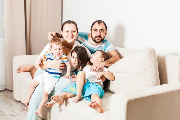 Coppia sposata con figli a casa. tentativo fallito di realizzare un ritratto fotografico di famiglia.