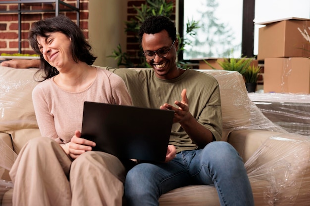 Женатые мужчина и женщина переезжают в съемную квартиру и покупают мебель на онлайн-сайте. Покупки предметов интерьера для дома, чтобы начать новый образ жизни, добиться успеха в отношениях.