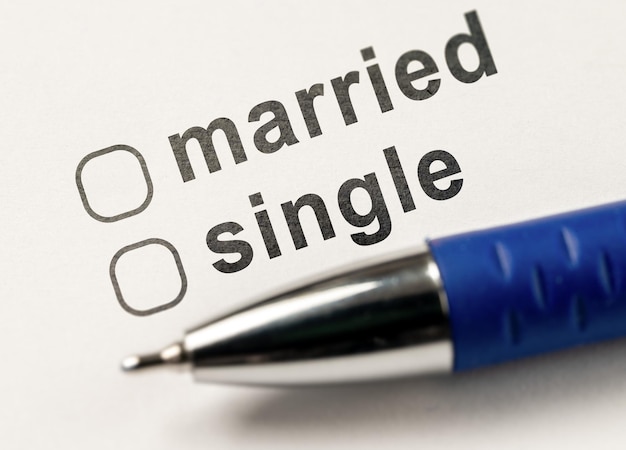 Женат или одинокий пустая коробка с на белой бумаге с ручкой Два контрольных списка для выбора между одиноким и женатым решать, остаться одиноким или выйти замуж