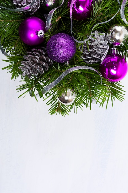 С Рождеством фон с фиолетовыми шарами