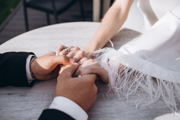 Фото Выходи за меня замуж сегодня и каждый день молодожены держатся за руки свадебное фото