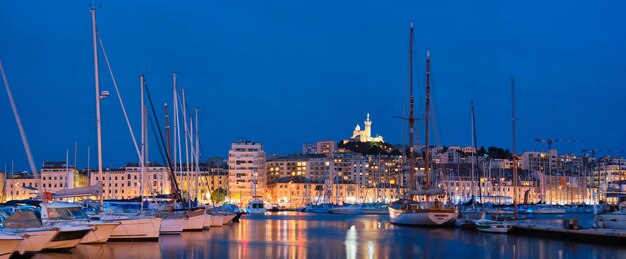 Photo marseille old port in the night marseille france