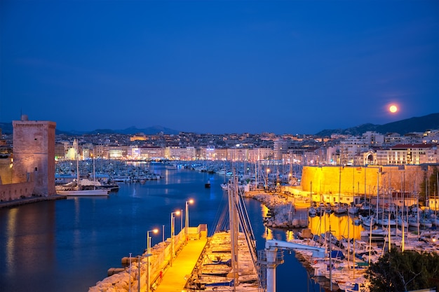 Marseille oude haven en fort saintjean in nacht marseille frankrijk