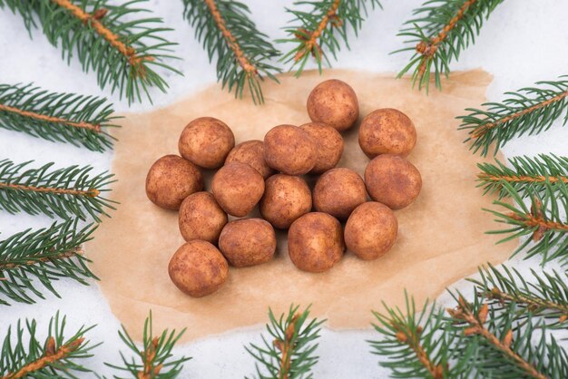 Marsepeinaardappelen, in het Duits Marzipankartoffeln genoemd, met cacaopoeder, snoep voor Kerstmis
