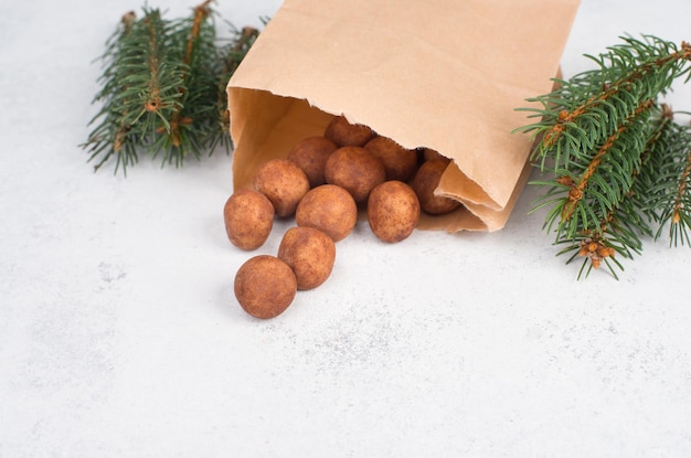 Marsepeinaardappelen, in het Duits Marzipankartoffeln genoemd, met cacaopoeder, snoep voor Kerstmis