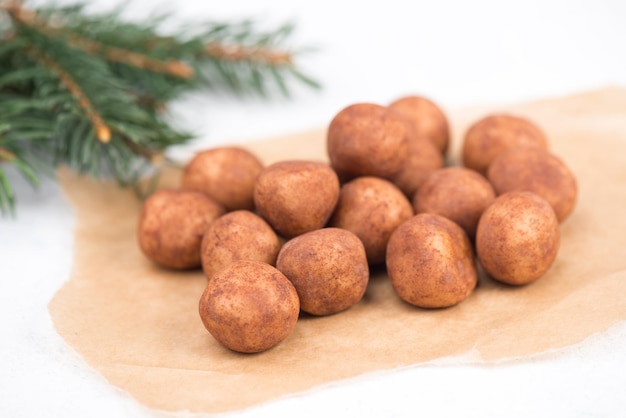 Marsepeinaardappelen, in het Duits Marzipankartoffeln genoemd, met cacaopoeder, snoep voor Kerstmis